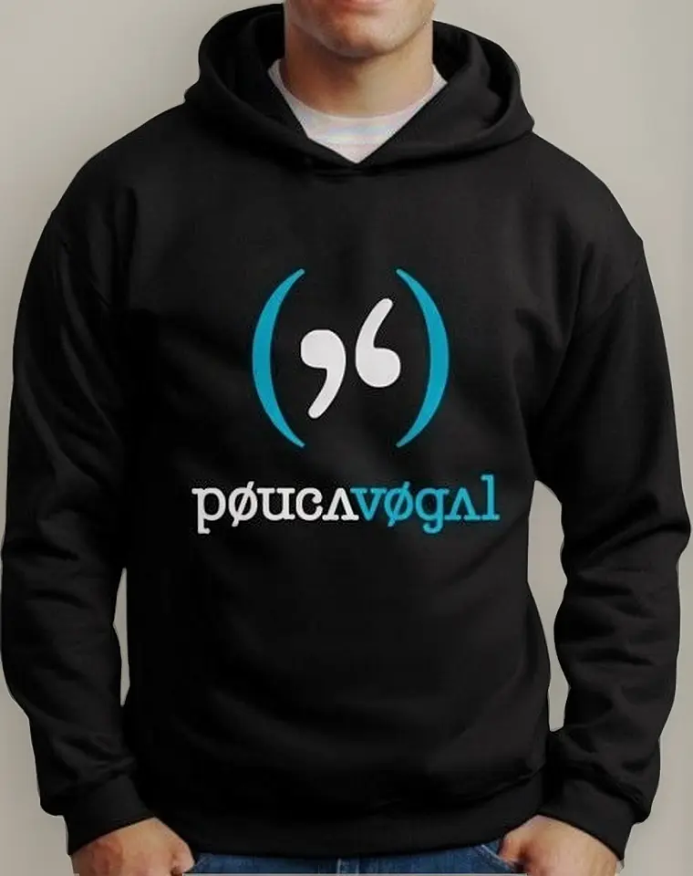 Moletom Silkscreen Estiloso Flanelado com Bolso e Capuz Pouca Vogal Preto